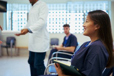 Hastane toplantısında ekip çalışması ve işbirliği yapan sağlık uzmanları, hasta bakımı ve tıbbi uzmanlığa odaklanıyorlar.