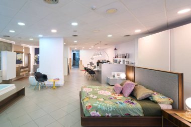 Modern mobilya galerisine geniş bir bakış açısı. Yatak odası ve banyo düzenlemeleri de dahil olmak üzere çeşitli iç tasarım seçeneklerini gösteriyor.