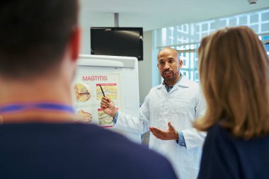 Hastane konferans odasında tıp eğitimi sırasında hemşirelere meme iltihabını açıklayan doktor, sağlık bilgisini geliştirdi.