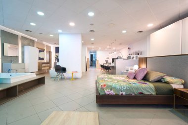 Geniş bir mobilya galerisi manzarası. Banyo eşyaları, banyo küvetleri ve yatak odası seti. Modern iç tasarım trendleri sergileniyor.