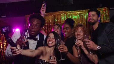 Bir grup zarif arkadaş yeni yıl arifesini kutlarken selfie çekiyor, şampanya içiyor ve ağır çekimde eğleniyorlar.
