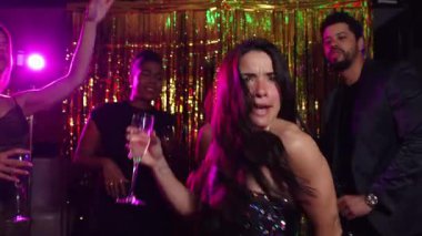 Yeni yıl partisinde dans eden ve şampanya içen mutlu arkadaşlar yavaş çekimde yakalanır.