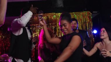 Arkadaşlar yeni yıl arifesini dans ederek, şampanya içerek ve gece klübünde keyifli anlar paylaşarak kutluyorlar.