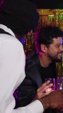 Şampanyalı kadehleri yavaş çekimde kaldıran bir grup zarif arkadaş, altın arkaplanlı bir partinin tadını çıkarıyorlar.