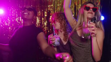 Disko partisinde dans eden ve ağır çekimde kokteyl içen çok ırklı bayan arkadaşların kutlu olsun.