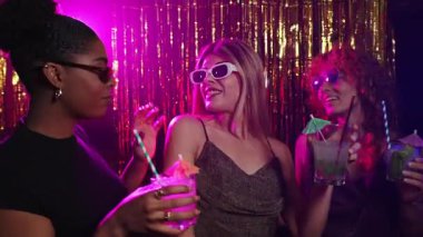 Kokteyllerden ve bir disko partisinde dans etmekten hoşlanan genç kadınlar, canlı ve yavaş çekim montajında çekildiler.