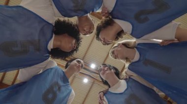 Neşeli basketbol oyuncuları galibiyetlerini kutlayarak takım çalışmasının ve başarının güçlü bir imajını yarattılar.