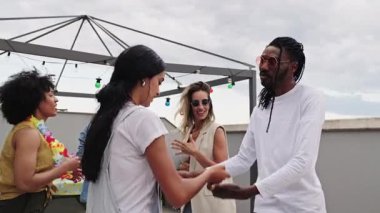 Enerjik bir arkadaş grubu dans ediyor, canlı müzikli çatı partisinin tadını çıkarıyor, şehir planına karşı arkadaşlığı ve yaz yaşam tarzını kutluyorlar.