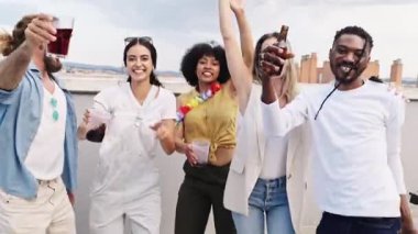 Enerji dolu çok ırklı arkadaşlar şehrin çatısında toplanıyor, yaz akşamını dans ederek, kokteyllerle, neşe ve bağlantı anlarını paylaşarak kutluyorlar.