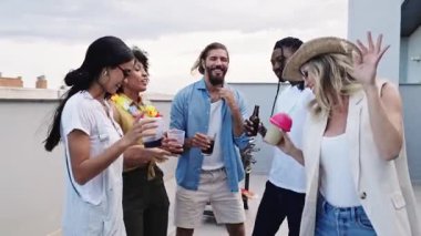 Mutlu arkadaşlar çatıdaki bir partide dans edip kokteyl içerler. Birlikte boş zamanlarının tadını çıkarırlar.
