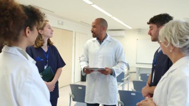 Çağdaş hastane ortamında stratejik tartışmalara katılan, görüşleri ve uzmanlığı paylaşan tıp uzmanları