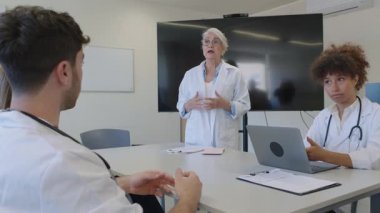 Doktorlar ve tıp uzmanları, ağır çekimde yakalanan hasta vakaları hakkında ciddi bir tartışmaya giriştiler.