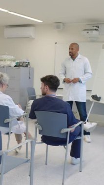Bir tıp seminerine liderlik eden doktor, hastane ortamında iş arkadaşlarıyla meşgul. Yavaş çekim etkisi vurgu yapıyor