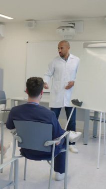 Hastane sınıf ortamında yapılan eğitim toplantısında hemşirelik ekibiyle uzmanlık paylaşımı, işbirlikçi öğrenme yaklaşımının altını çizmek,