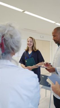 Bir hastane ortamında en uygun hasta bakımına ilişkin işbirliği, uzmanlık paylaşımı ve strateji sunan sağlık uzmanları