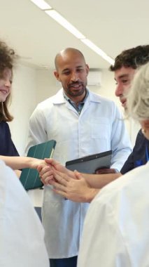 Hastane konferans odasında ağır çekimde tıbbi ekibe teşhisi açıklayan doktor.