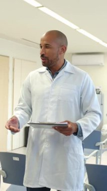 Hastane konferansı sırasında panoda tıbbi profesyonellerin sunduğu veriler yavaş çekim sağlık hizmetleri iletişiminde uzmanlık göstermektedir.