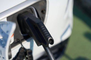 Elektrikli araç şarjına yakın çekim, sürdürülebilir ulaşım ve çevre dostu teknolojinin altını çizmek