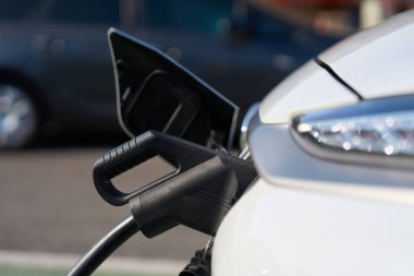 Elektrikli araba şarjının yakın çekimi, çevre dostu araçlara geçiş ve sürdürülebilir ulaşım