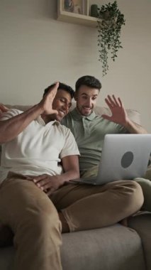 Aynı cinsiyetten partnerleri sevmek, video aracılığıyla iletişim kurmak, sıcak doğal ışıklandırmayla rahat bir ev kanepesinde dinlenirken samimi bir anı paylaşmak.