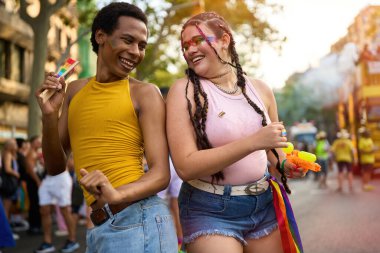 İki insan bir gurur festivalinde dans ediyor ve eğleniyor, çeşitliliği ve lgbtq haklarını kutluyorlar.