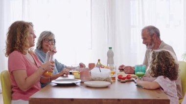 Torunumla sıcak bir sabah geçirmeyi, besleyici bir kahvaltı yapmayı ve evde sevgi dolu aile anıları yaratmayı seviyorum.