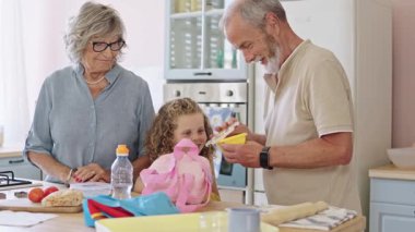 Büyükbabalar torunlarına sevgi dolu bir okul yemeği hazırlar. Nesiller arası sevgi dolu bir bağ gösterirler.