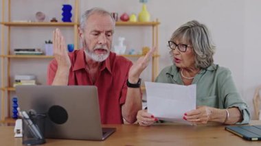 Yaşlı çift, ağır çekimde dizüstü bilgisayar kullanırken bir mektuptan gelen talihsiz habere tepki gösteriyor.