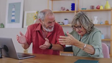 Olgun çift, interneti birlikte gezerken hassas anlarını paylaşıyor, samimi dizüstü bilgisayar etkileşimi yoluyla teknolojik rahatlık ve sevgi dolu bağlar sergiliyor