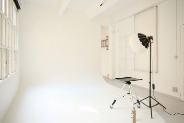 Beyaz siklonama, softbox ve tripodu olan profesyonel fotoğraf stüdyosu bir sonraki fotoshoot 'u bekliyor.