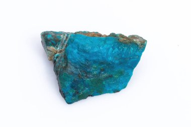 Beyaz arka planda doğal Chrysocolla taşı. Mavi ve mavimsi yeşilin minerali