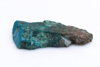 Beyaz arka planda doğal Chrysocolla taşı. Mavi ve mavimsi yeşilin minerali