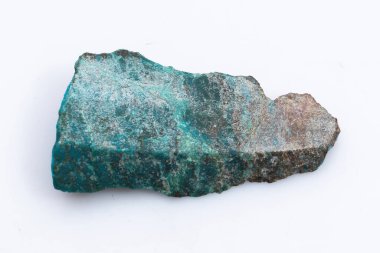 Beyaz arka planda doğal Chrysocolla taşı. Mavi ve mavimsi yeşilin minerali