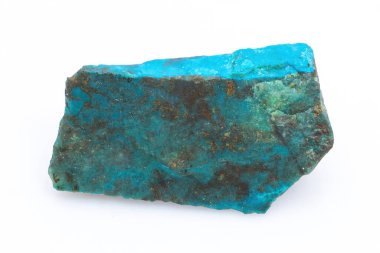 Beyaz arka planda doğal Chrysocolla taşı. Mavi ve mavimsi yeşilin minerali