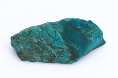 Beyaz arka planda doğal Chrysocolla taşı. Mavi ve mavimsi yeşilin minerali