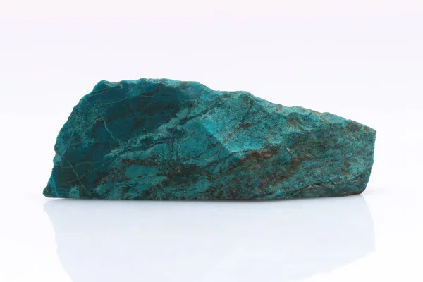 白色背景上的天然花冠石 蓝色和蓝绿色矿物 — 图库照片