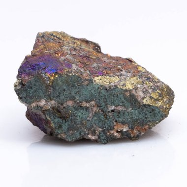 Beyaz arka planda doğal taş tebeşir ayini. Altın rengi mineral