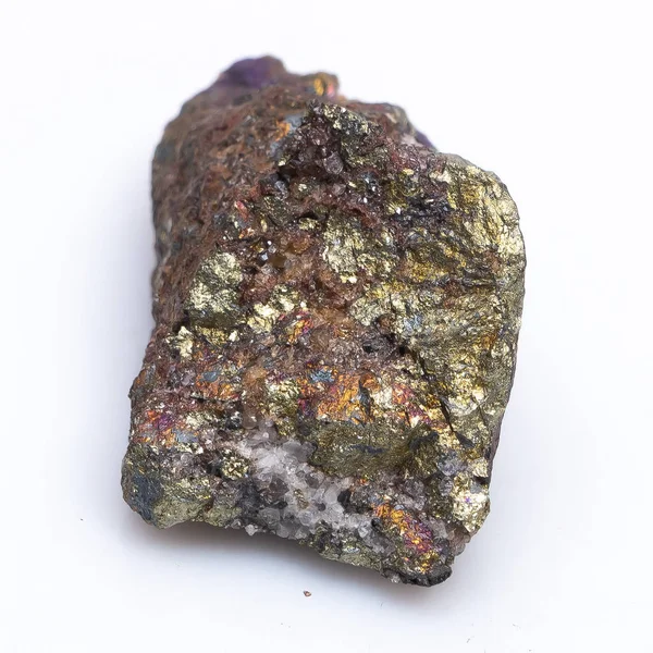 Naturalny Kamienny Chalkopiryt Białym Tle Minerał Złotego Koloru — Zdjęcie stockowe