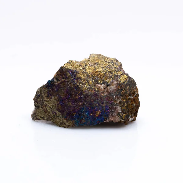 Natursten Chalcopyrit Vit Bakgrund Mineraliska Gyllene Färg — Stockfoto