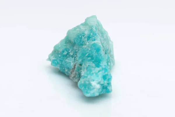 在白色背景上分离出天然的亚马逊宝石 背景上的蓝绿色水晶 各种钾长石微斜长石 — 图库照片