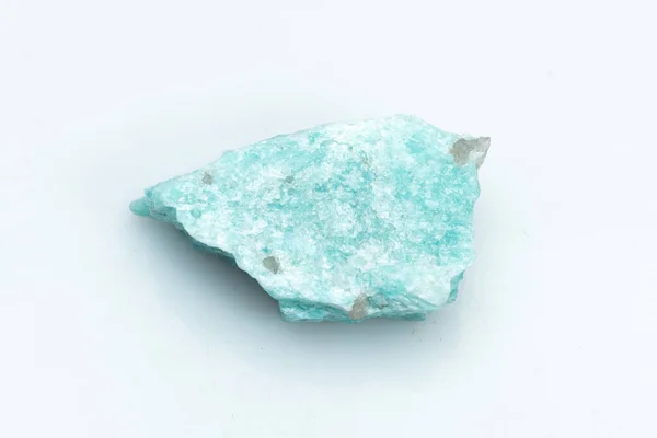 白を基調にした天然のアマゾナイト宝石 背景に青緑色の結晶 フェルドスパー微生物の一種 — ストック写真