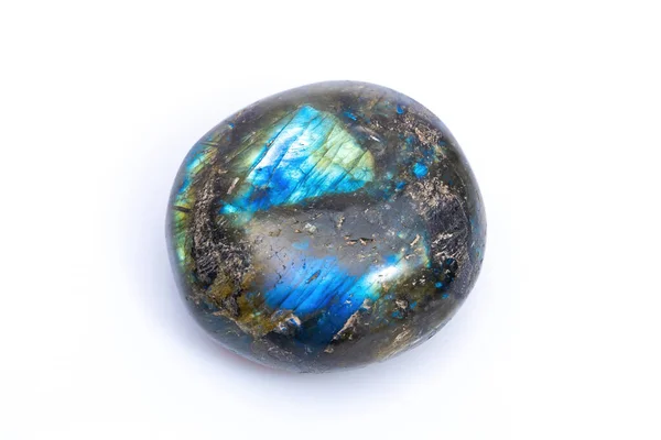 Beyaz arka planda doğal değerli taş labradorit izole edilmiş. Koyu gri labradoritin arka planında yanardöner bir parıltı var.