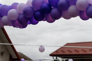 Renkli balonlardan yapılmış düğün kemeri. Çocuklar bayram kutlaması. mor balonlar