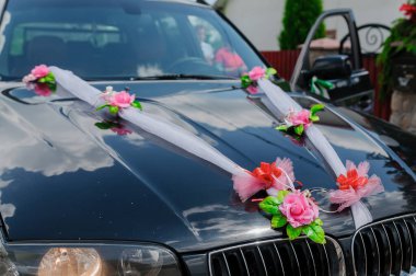 Düğün için araba süslemesi. Yeni evlilerin arabasının süslemeleri. Düğünde kortej..
