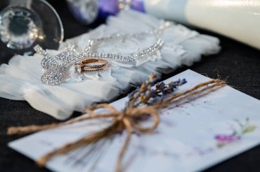 Düğün aksesuarları. Şarap kadehleri düğün davetiyesi gelin mumu parfümü şarabı