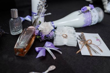 Düğün aksesuarları. Şarap kadehleri düğün davetiyesi gelin mumu parfümü şarabı