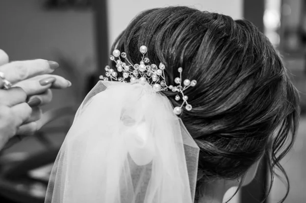 Manhã Noiva Menina Faz Penteado Elegante Amigo Ajuda Noiva Ornamento — Fotografia de Stock