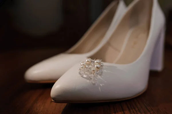 Náušnice Perlami Bílých Dámských Kožených Botách Příslušenství Nevěsty Dopoledne Nevěsty — Stock fotografie