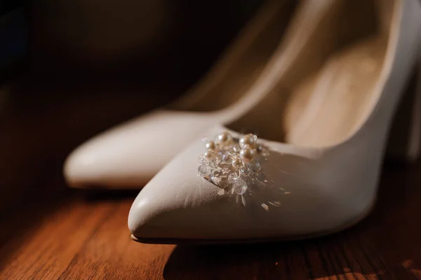 Pendientes Con Perlas Zapatos Piel Mujer Blanca Accesorios Novia Mañana — Foto de Stock