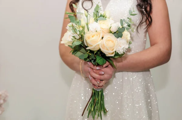 Букет Цветов Руках Невесты Букет Белых Цветов Руках Женщины — стоковое фото